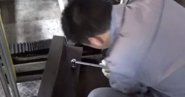 拆開齒條蓋板 拆開齒條蓋板