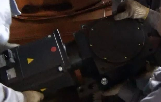 放入齒輪箱的時候,保證馬達(dá)側(cè)要抬高點(diǎn),保證斜齒輪之間的嚙合更順暢 放入齒輪箱的時候,保證馬達(dá)側(cè)要抬高點(diǎn),保證斜齒輪之間的嚙合更順暢